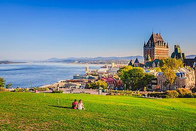 Students sitting on a grassy hillside overlooking Quebec City, 加拿大