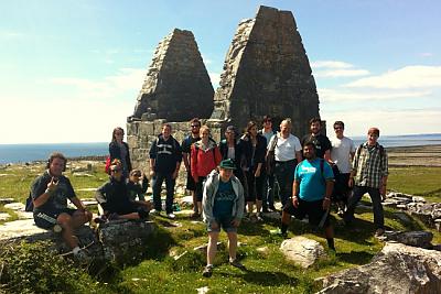 L和mark College students in 爱尔兰 st和 in front of pyramidal stone monuments